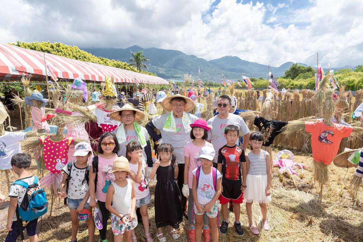 民眾攜家帶眷參與綁稻草人活動