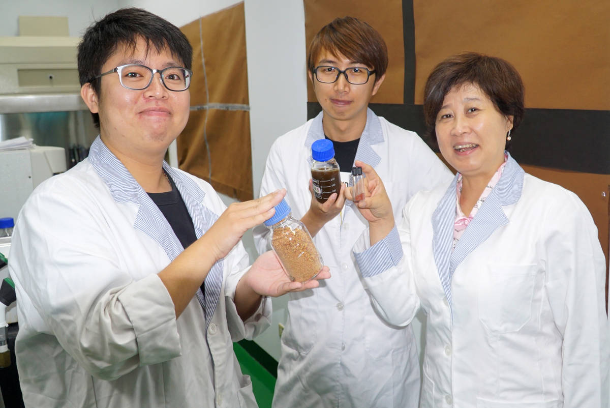 大葉大學食科系教授宋祖瑩(右)發現紅藜殼含有高量的多酚類