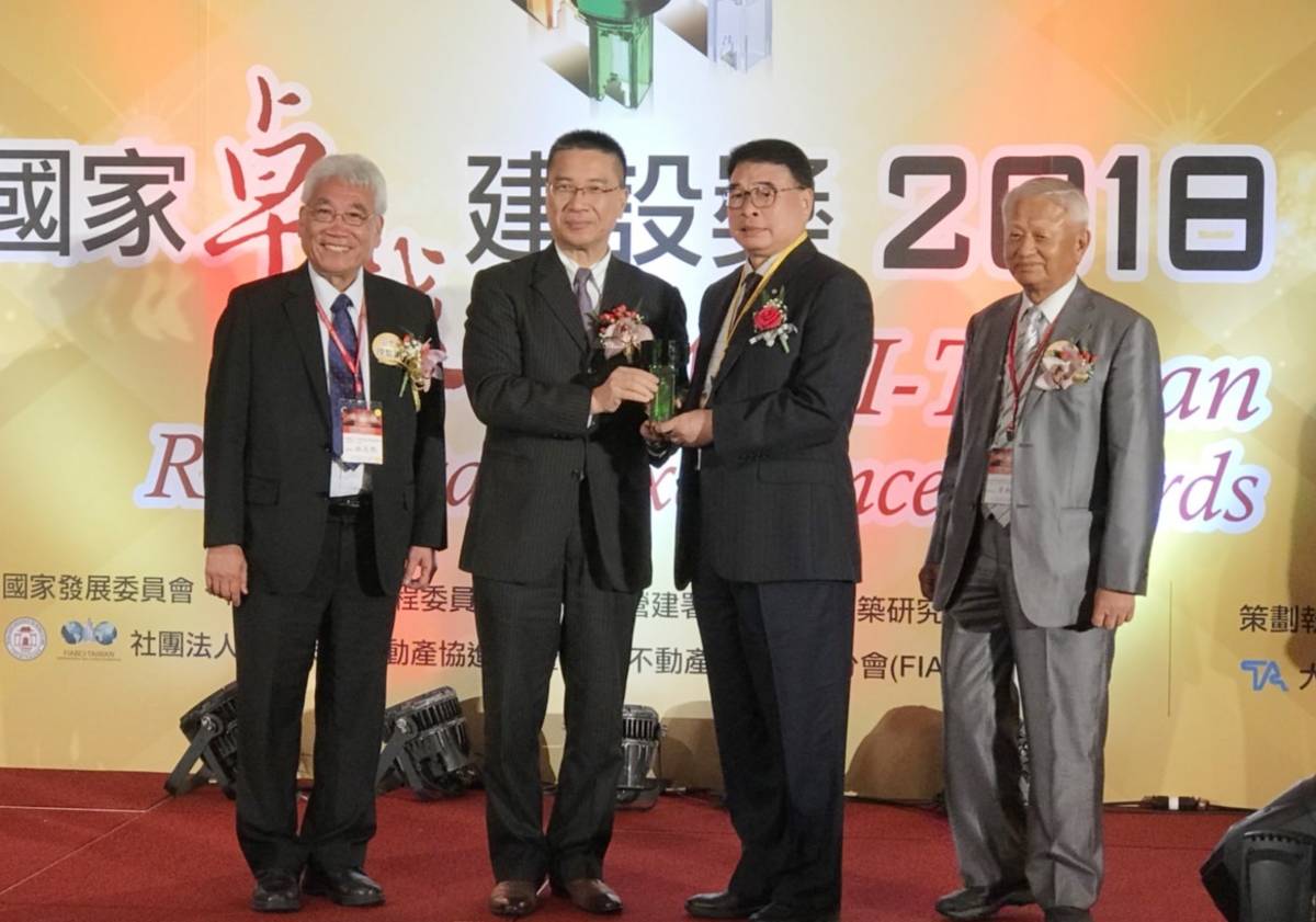 臺東大學校長曾耀銘(右2)親自北上受獎