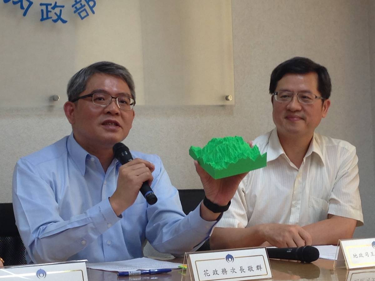 內政部次長花敬群(左)、地政司副司長王成機展示3D列印的DTM成果。