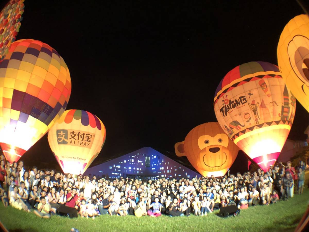 臺灣國際熱氣球嘉年華光雕音樂會第五場次，巧妙安排在全球票選最美圖書館登場。