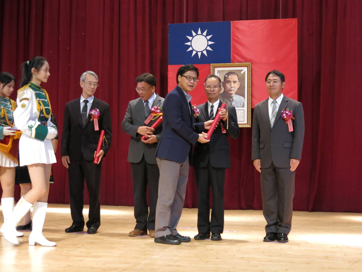 葉俊榮部長授予新任校長贈書