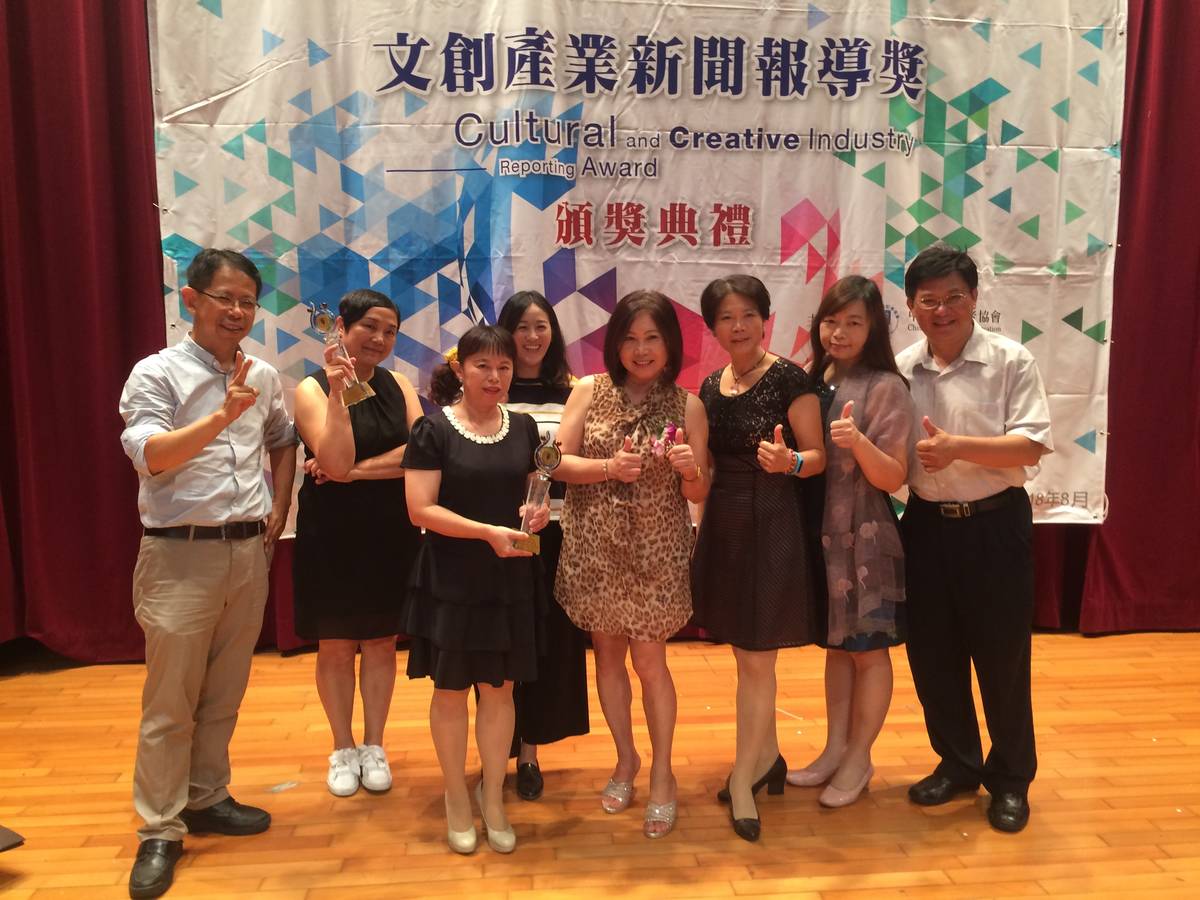 國立教育廣播電台副台長李方琪(中)親臨現場鼓勵得獎者