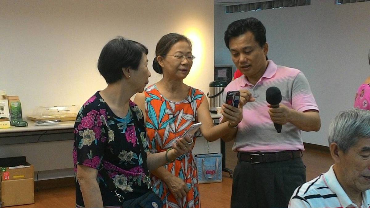 許清松指導聽友拍照