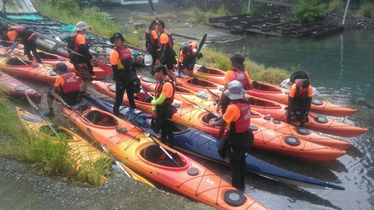 「孩子的書屋」展開獨木舟環島 紅會臺東支會嚴謹戒護