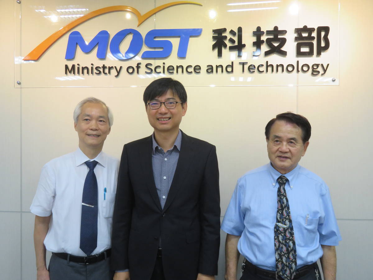 科技部產學及園區業務司司長邱求慧(中)、中央研究院客座講座吳金洌(右)