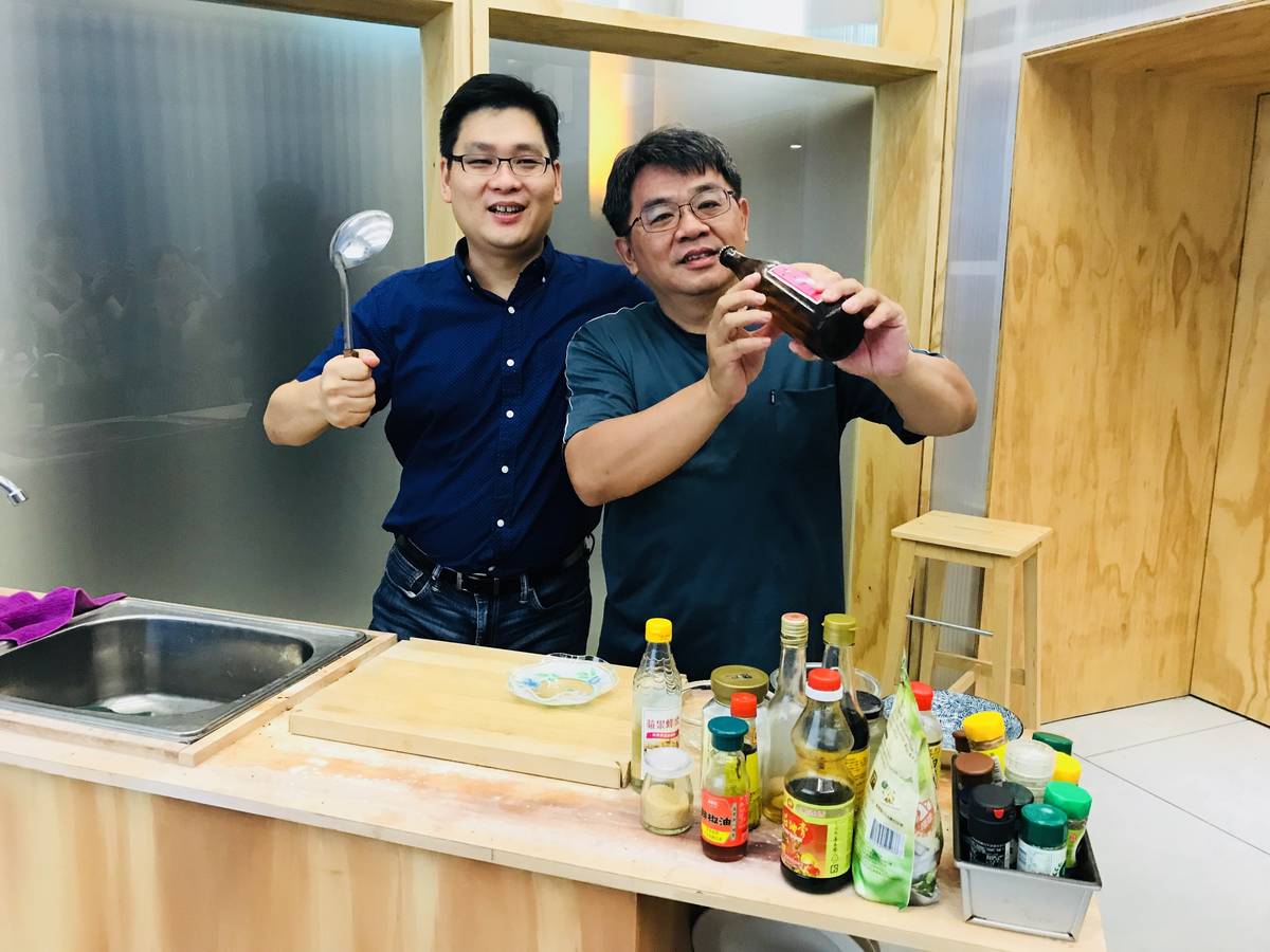除了空中訪問，順聰我和傳棋老師八月十日在新富町文化市場對談，相當愉快。