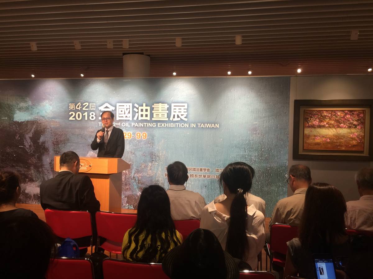 中華民國油畫學會理事長蘇憲法於開幕典禮上致詞