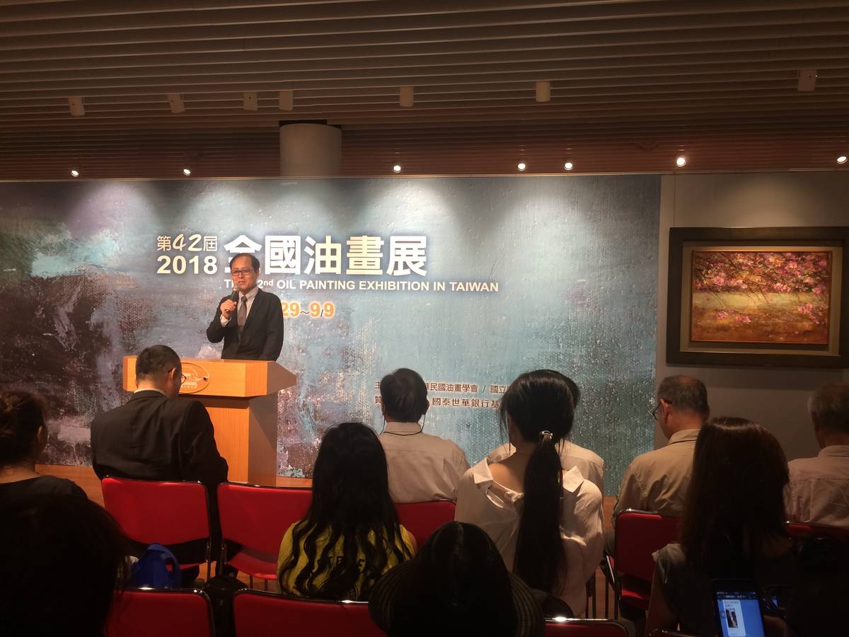 中華民國油畫學會理事長蘇憲法於開幕典禮上致詞