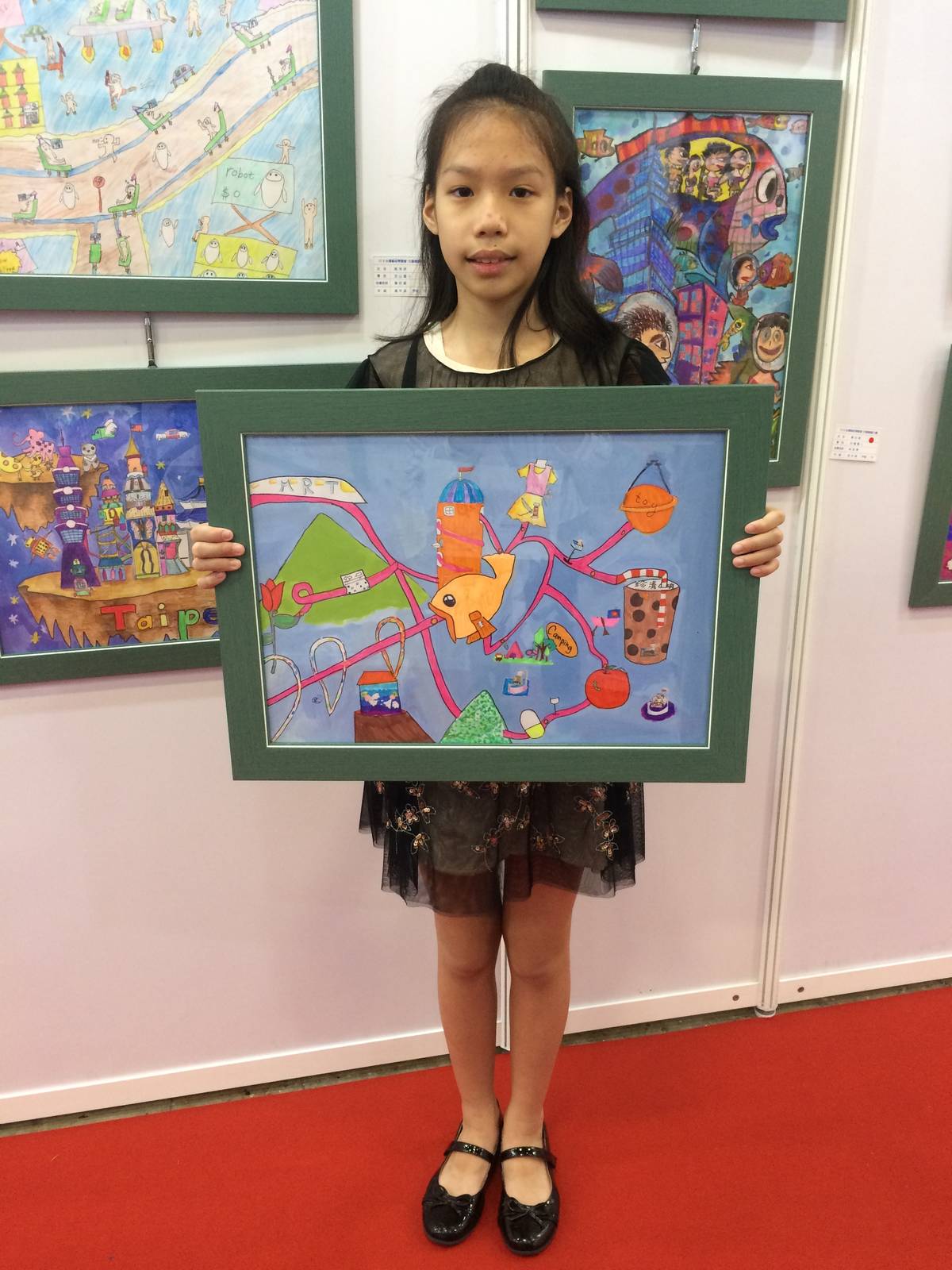 台北市靜心小學白珮潔同學與其作品合影