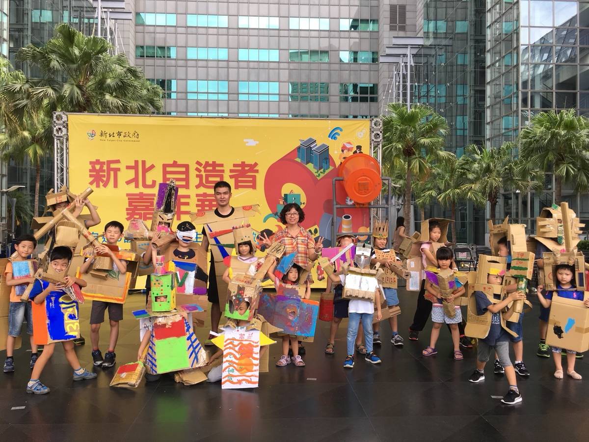 局長與環保紙箱小戰士合影。