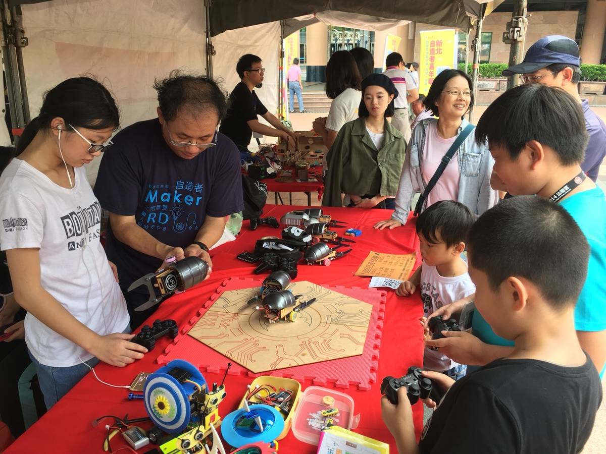 小朋友操作機器人。