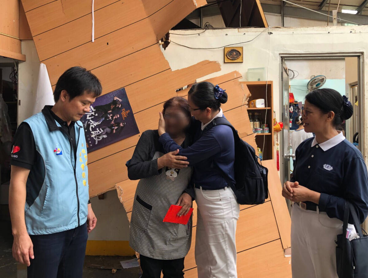 縣府社會處長曹劍秋陪同慈濟志工前往尚武地區關懷受災戶