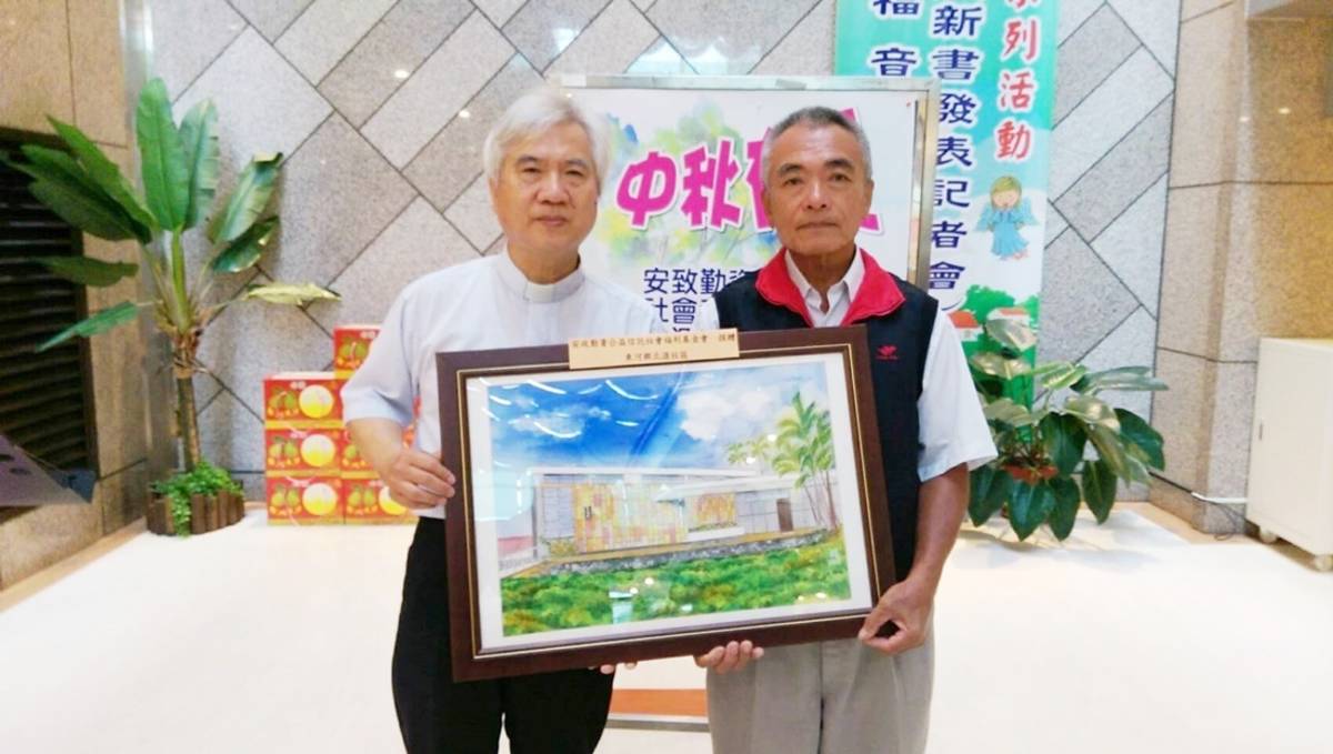 臺東馬偕醫院院牧潘稀祺(左)舉辦教堂畫作義賣，在安致勤資公益基金會協助下，順利募得50萬元。