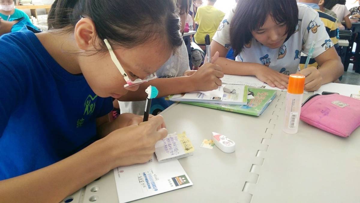 傳遞手寫溫度 豐源國小學童書寫明信片感謝教師辛勞