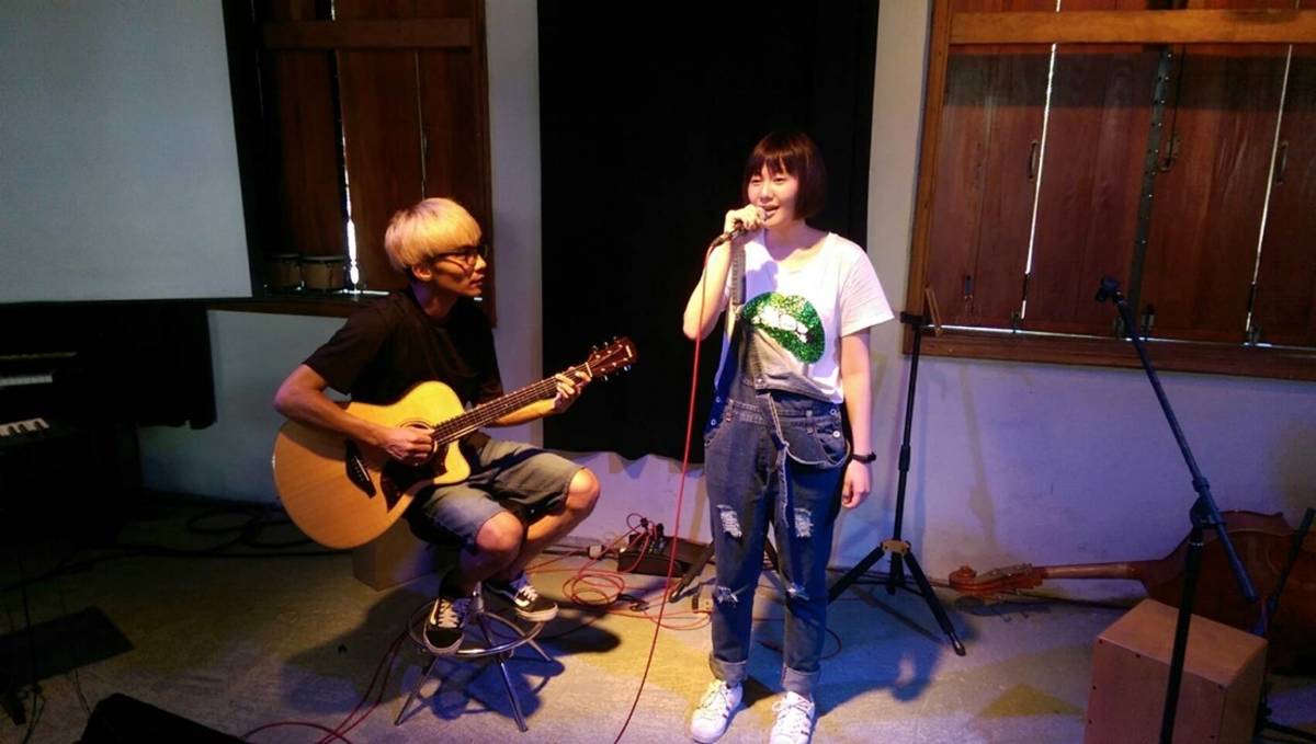 「全備型音樂人才培訓課程」學員李侑勳(左)、陳又榆(右)，在音樂創作過程中，將視野從自身關注到社會。