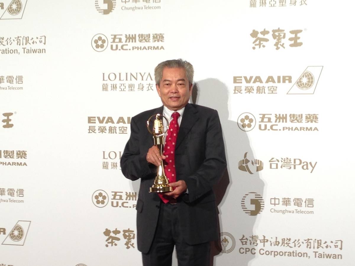 燕子與楊平世主持的「自然有意思」拿下節目獎，楊平世教授代表領獎。