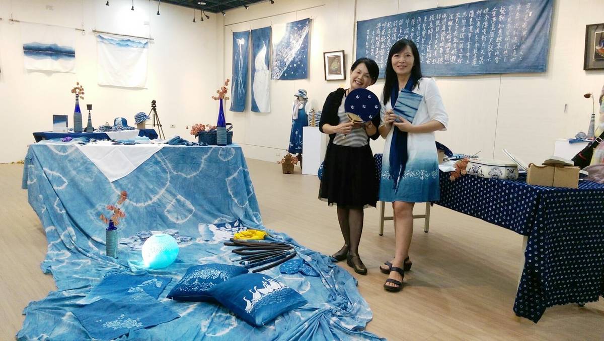 藍染工藝家徐季筠(右) 返母校臺東大學傳授藍染技藝