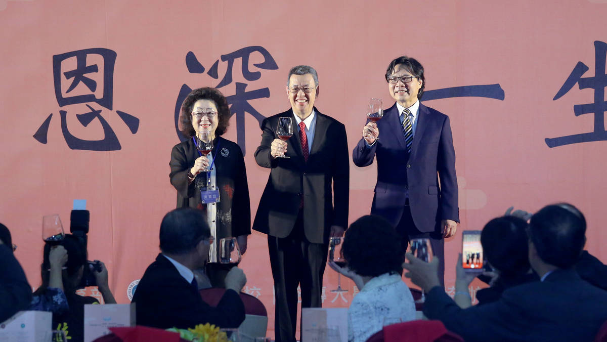 陳建仁副總統、教育部葉俊榮部長及范巽綠政務次長在107年師鐸獎、教育奉獻獎及資深優良教師表揚大會，會後餐會上舉杯向全國的老師們致敬。