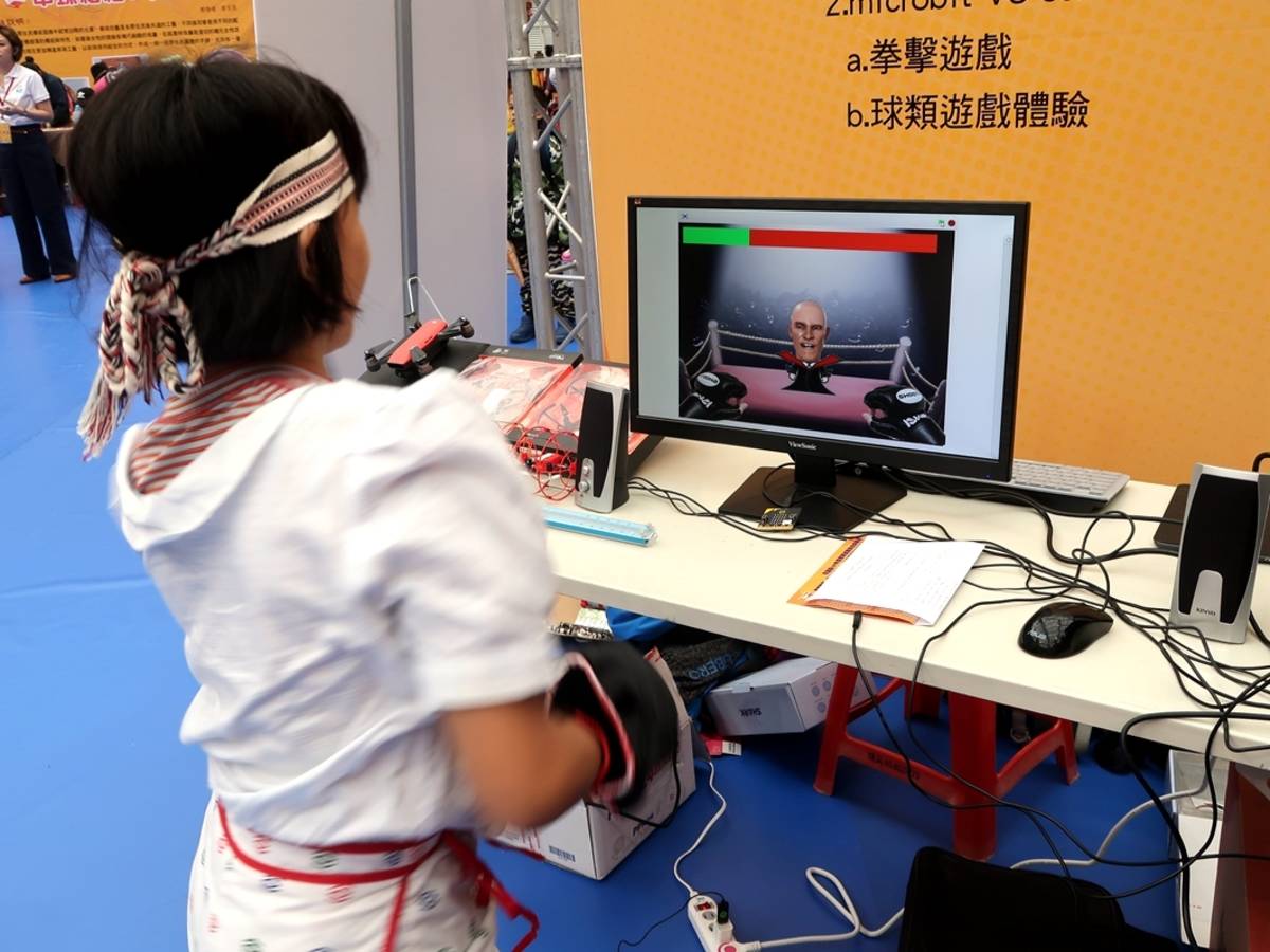 學童體驗拳擊遊戲