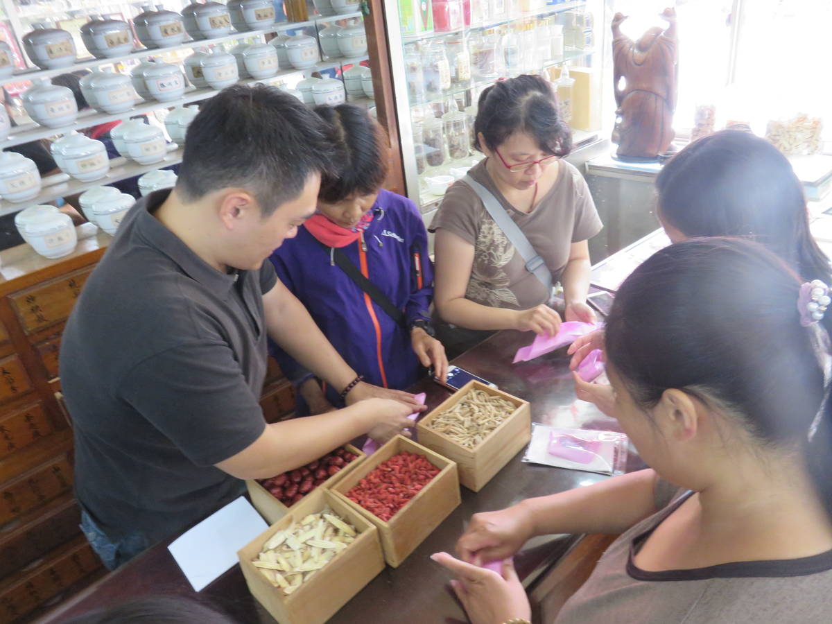 「六庄」行動團隊與教育廣播電臺「跟著廣播去遊學」節目合作，導覽並安排藥行體驗活動，以深化民眾對加蚋仔文化的了解。