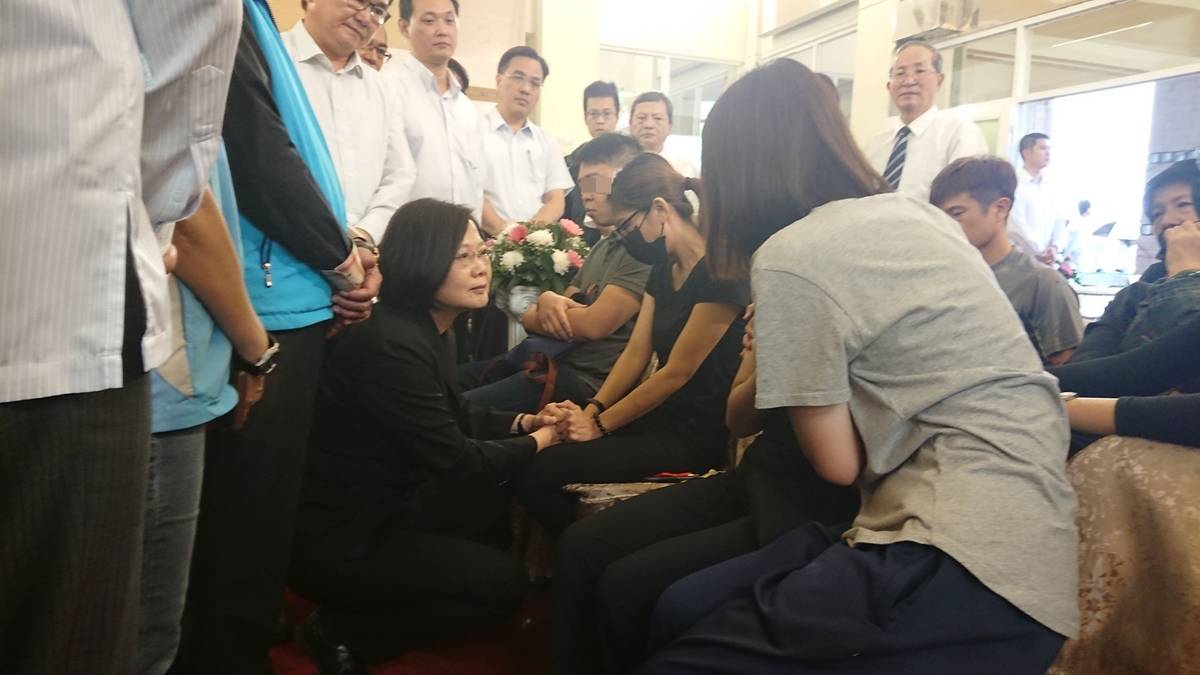 總統蔡英文前往臺東市立殯儀館慰問普悠瑪列車事故罹難者家屬。