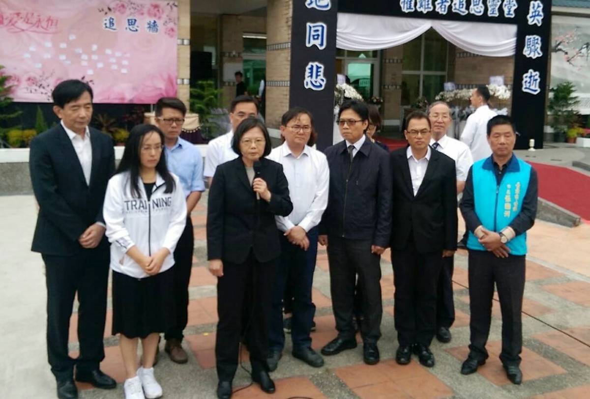 蔡總統表示，將會澈底檢討事故發生的原因，讓臺東人能有一條平安回家的路。