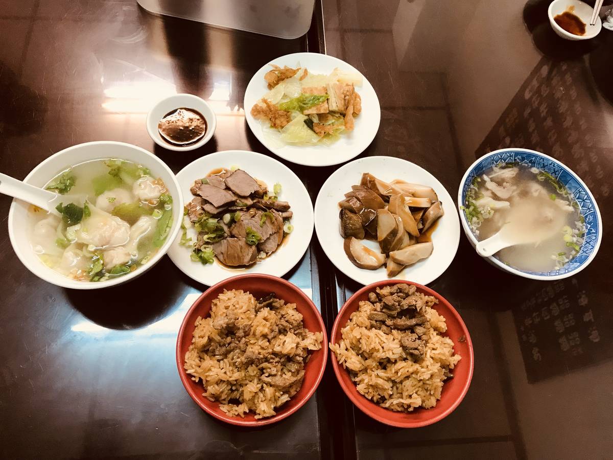 訪問結束，和來賓淑華去牯嶺街的一家油飯店品嚐。