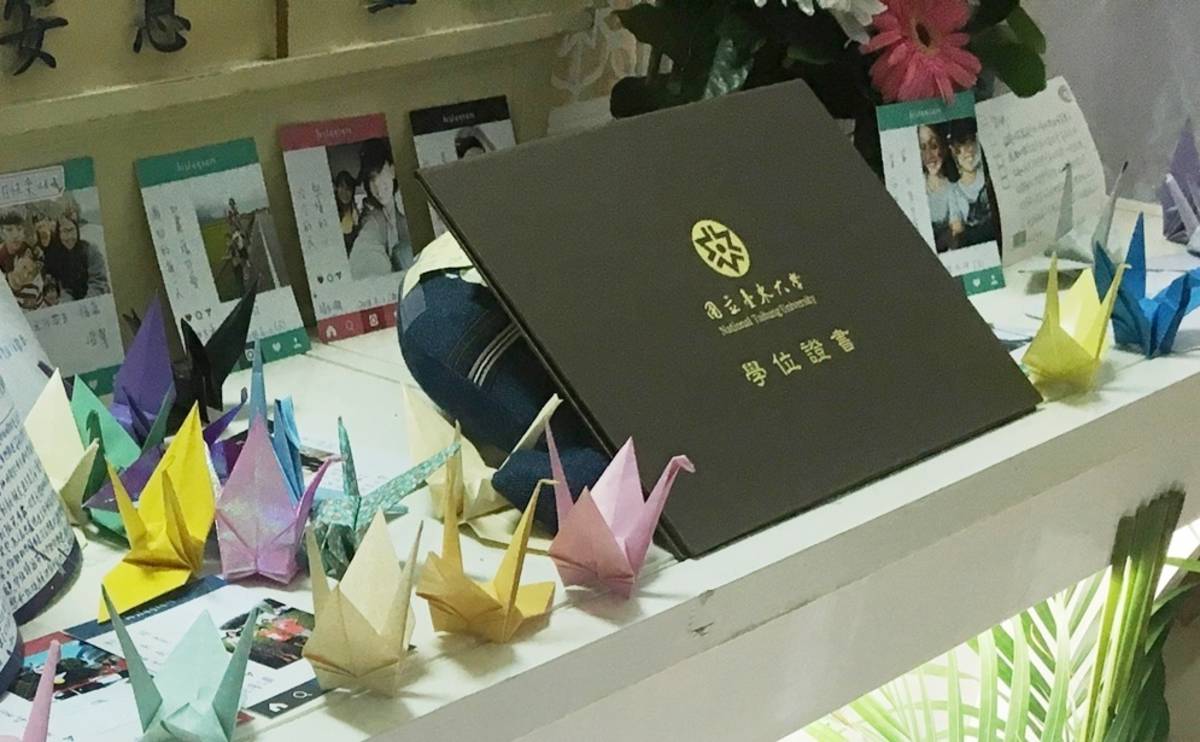 為替普悠瑪案罹難教師李詩涵完成學位，臺東大學頒發榮譽碩士學位證書。