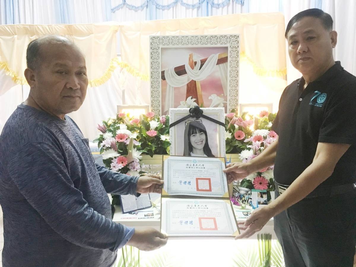 臺東大學副校長魏俊華(右)頒發榮譽碩士及校友證書，由李詩涵的父親代表接收。