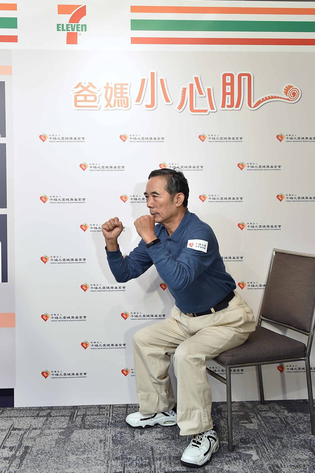 台北市立大學運動科學研究所教授郭家驊強調，熟齡更該訓練肌力，像是練習深蹲能夠強化臀腿肌肉，避免跌倒。