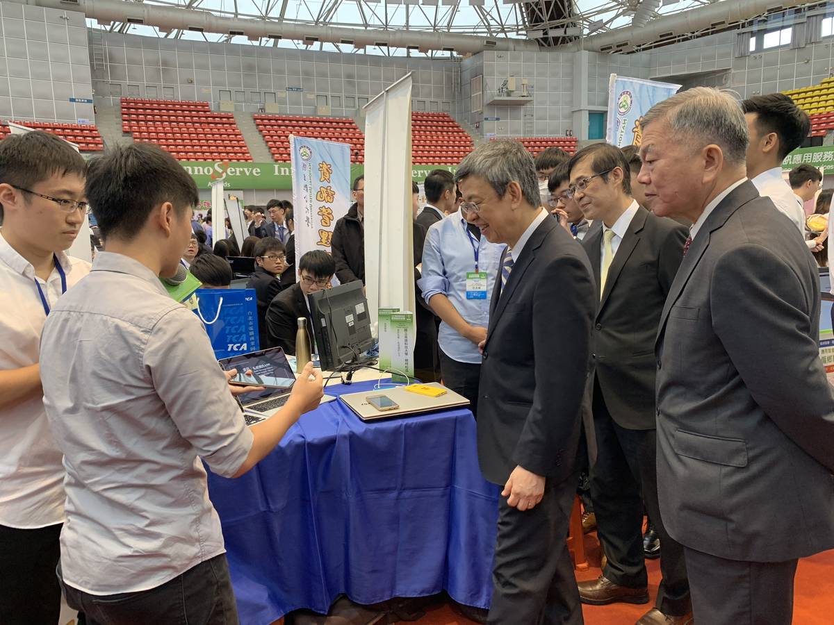高雄科技大學團隊向副總統陳建仁、教育部政務次長姚立德、經濟部長沈榮津等進行作品說明