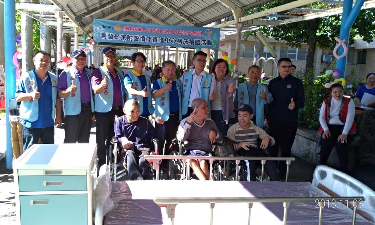 扶輪社送愛慎修，贈20張升降病床造福弱勢住民。 