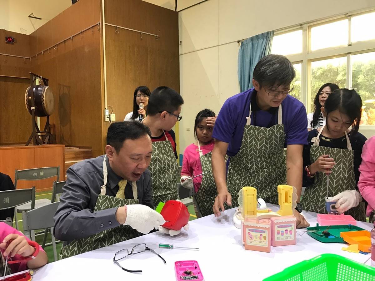 桃園市圳頭國小閒置空間變身二手玩具圖書館。(圳頭國小提供)
