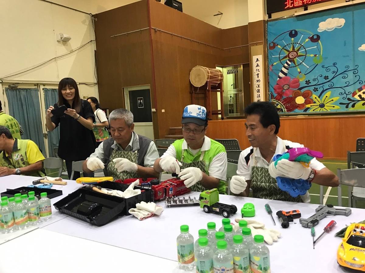 桃園市圳頭國小閒置空間變身二手玩具圖書館。(圳頭國小提供)