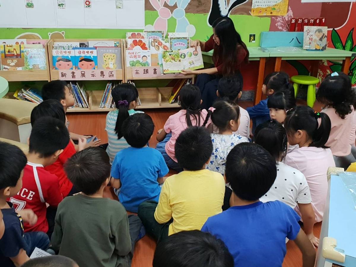 學童聆聽故事