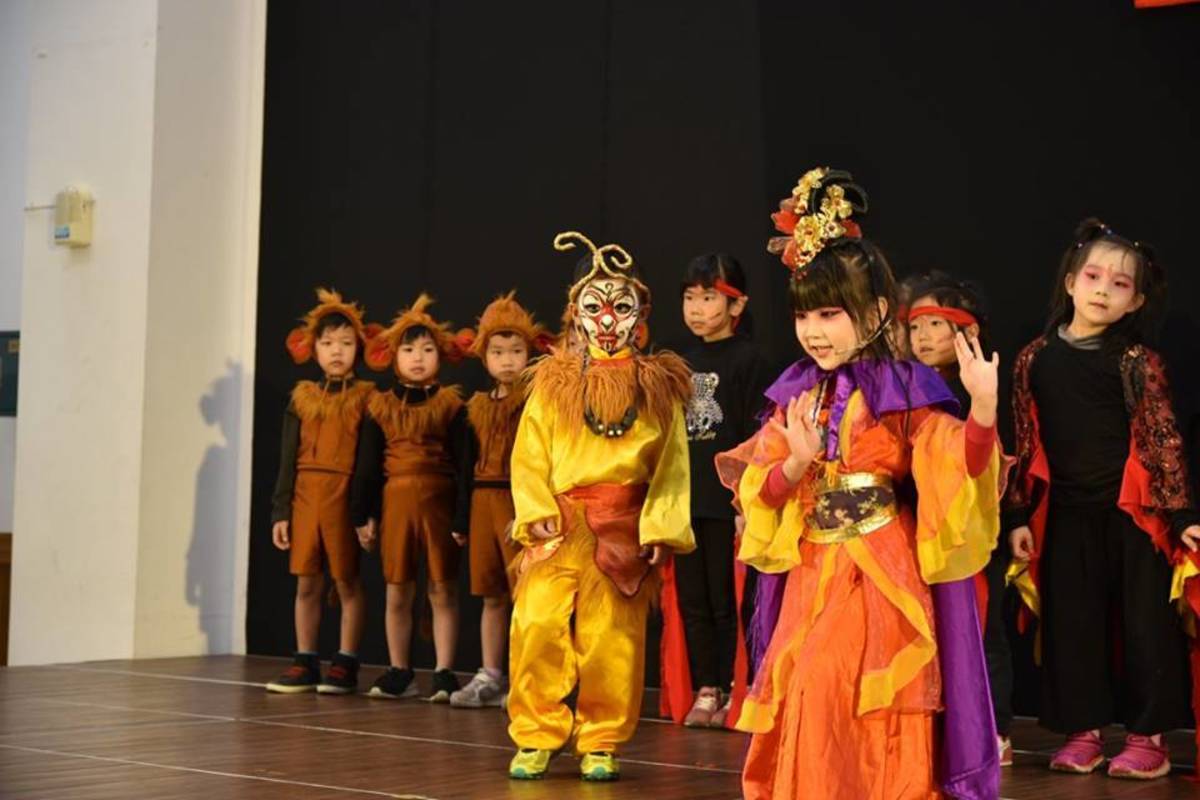 中路非營利幼兒園小朋友演出京劇(中路非營利幼兒園提供)