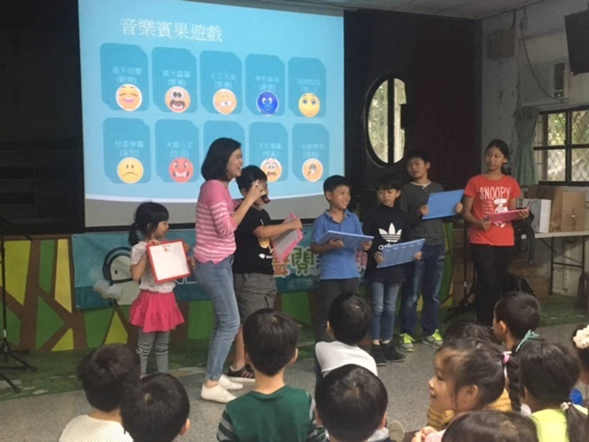 小茱姐姐與孩子們一起享受「音樂賓果遊戲」，透過聆聽讓孩子們先感受不同的樂曲情緒，再認識音樂家，讓學習「樂」來「樂」有趣。