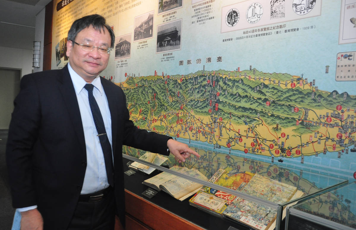鄭來長館長介紹《馳風行旅—館藏舊籍鐵道暨旅行類書展》內容