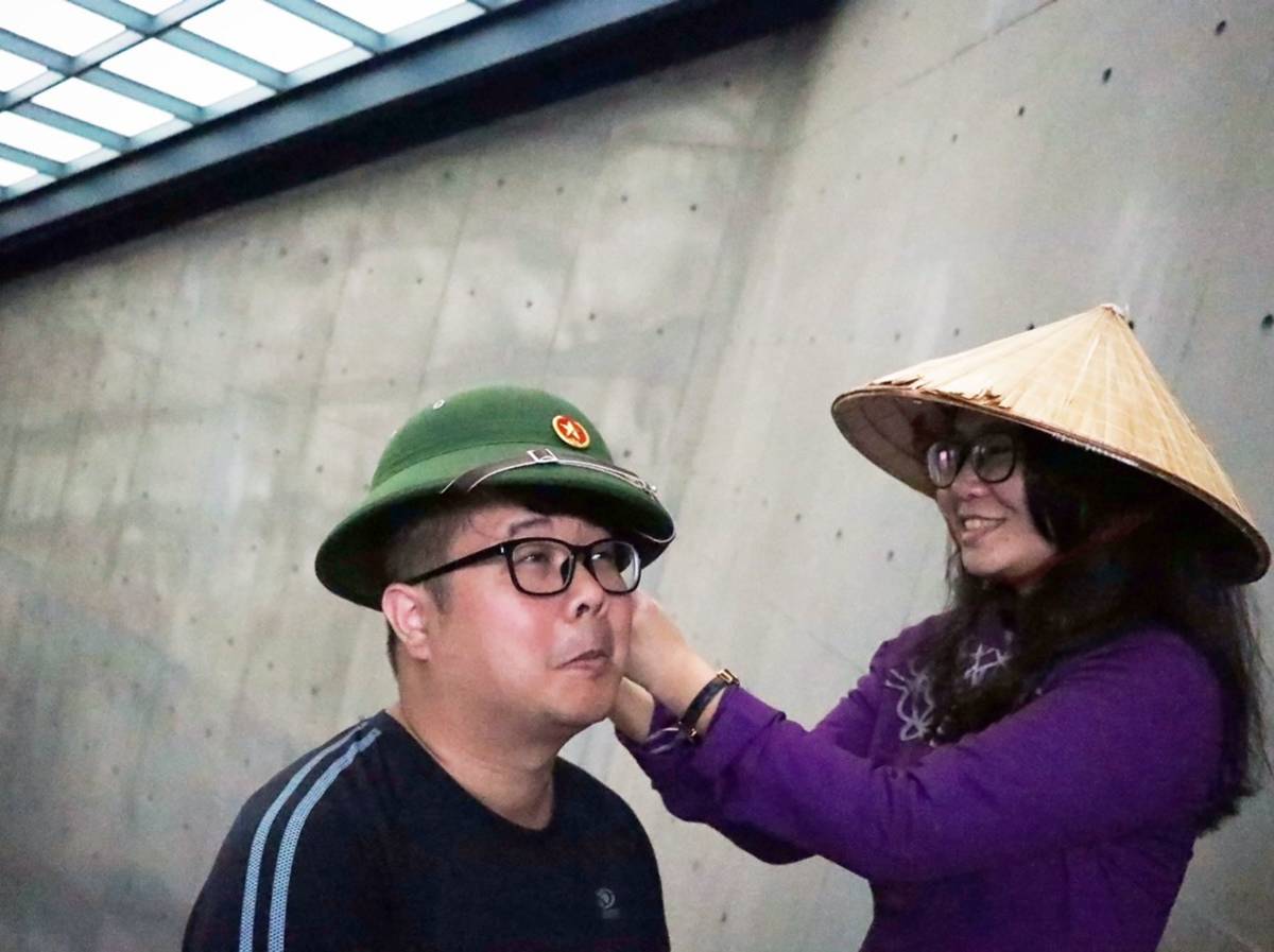 綠色硬殼帽及斗笠等越南傳統服飾免費穿戴體驗