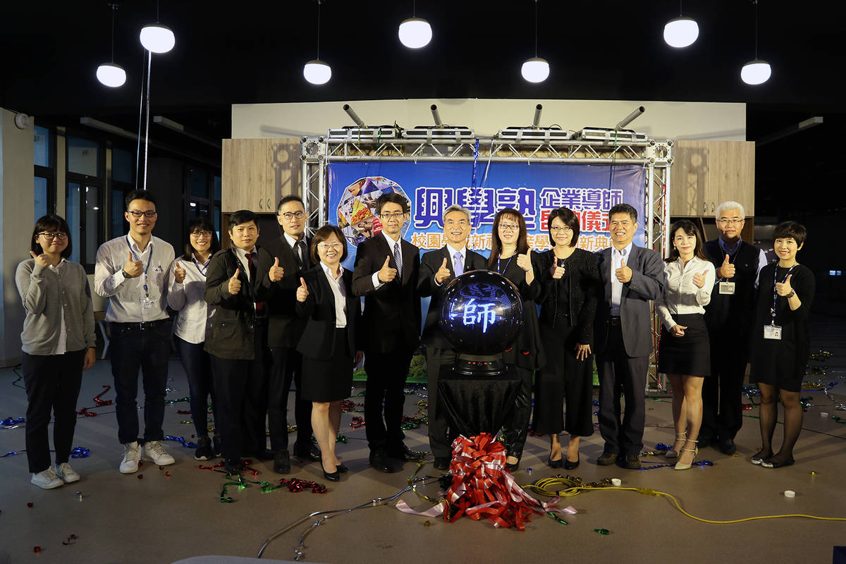 興大校長薛富盛（右7）與企業代表及學生合影