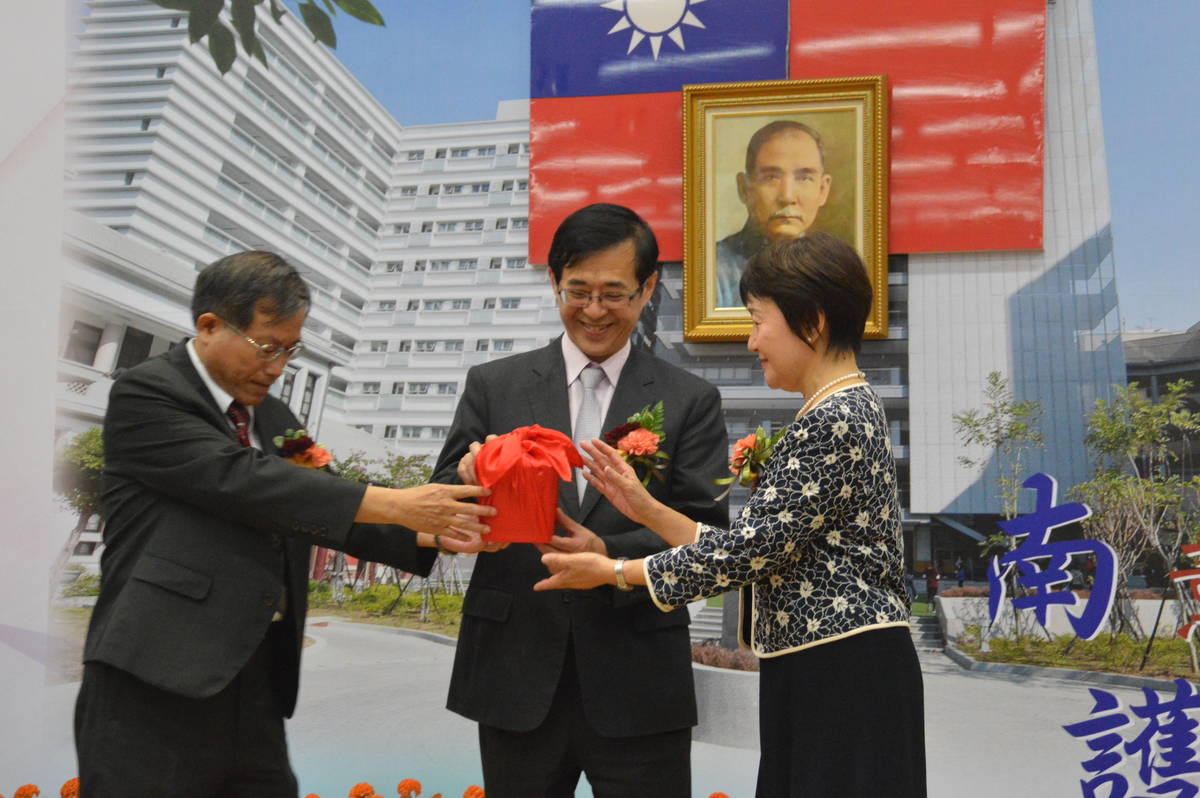台南護專新舊任校長交接 黃美智接第六任校長