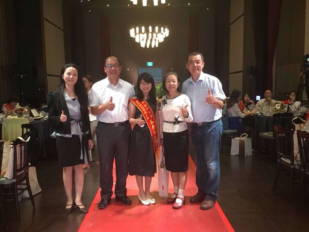 苗特王金香主任獲此殊榮開心合影。