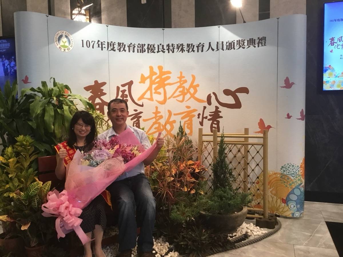 苗特王金香主任獲此殊榮開心合影-2。
