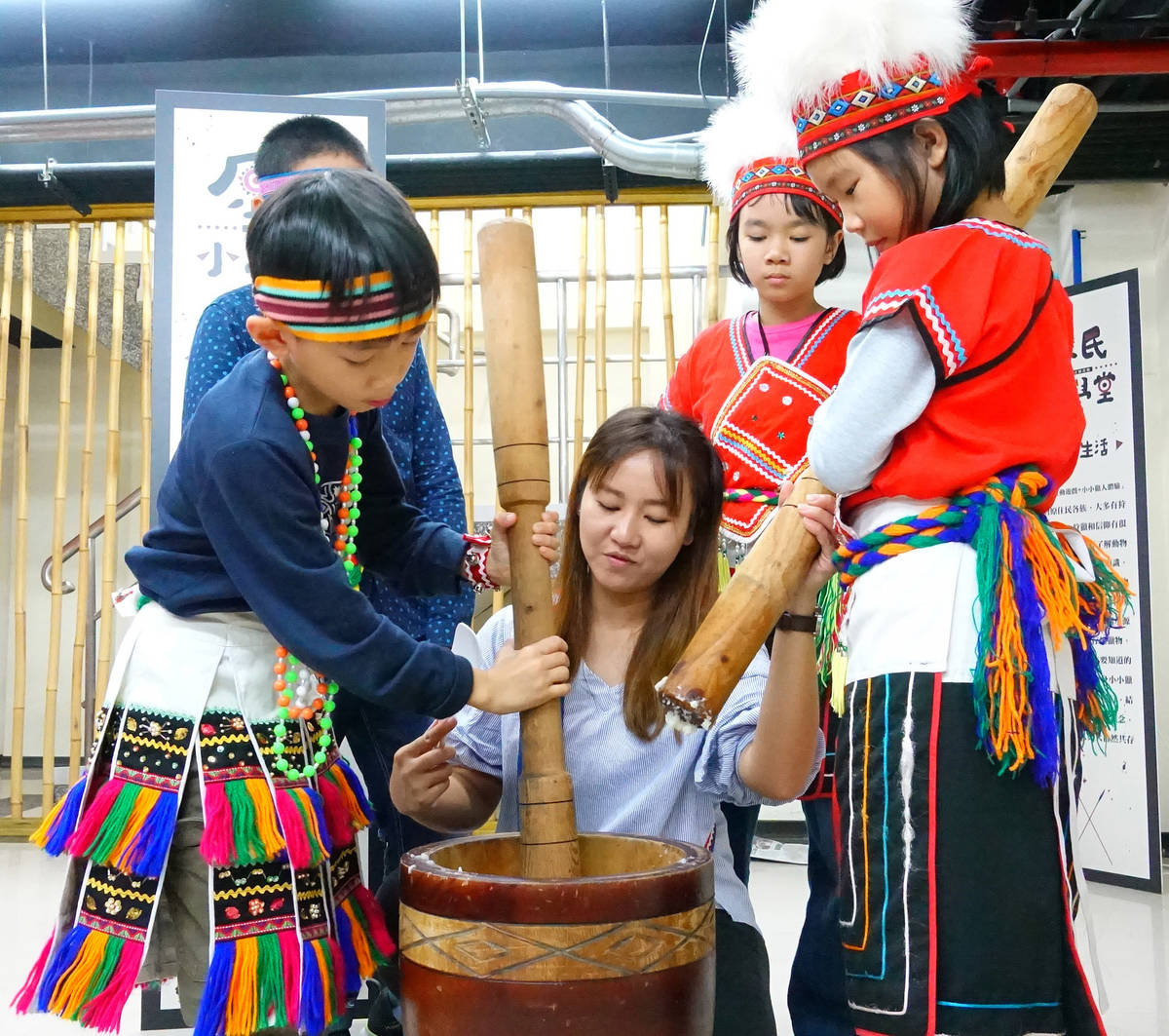 新北市立圖書館汐止大同分館舉辦「原住民小學堂」文化體驗活動，帶小朋友透過歌舞、原味美食、拋網捕魚、頭飾編織飾等原民技藝，體驗阿美族原住民風味！
