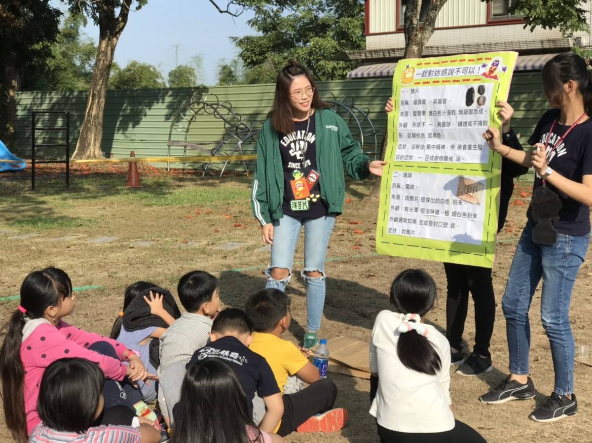 左鎮國小小朋友仔細聆聽闖關遊戲的說明.jpg