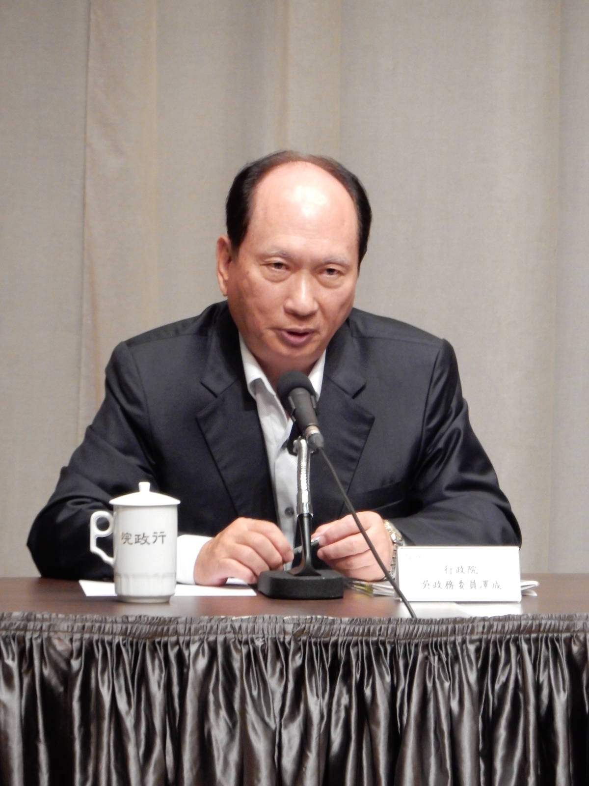 行政院政務委員吳澤成說明普悠瑪翻覆意外調查結果。