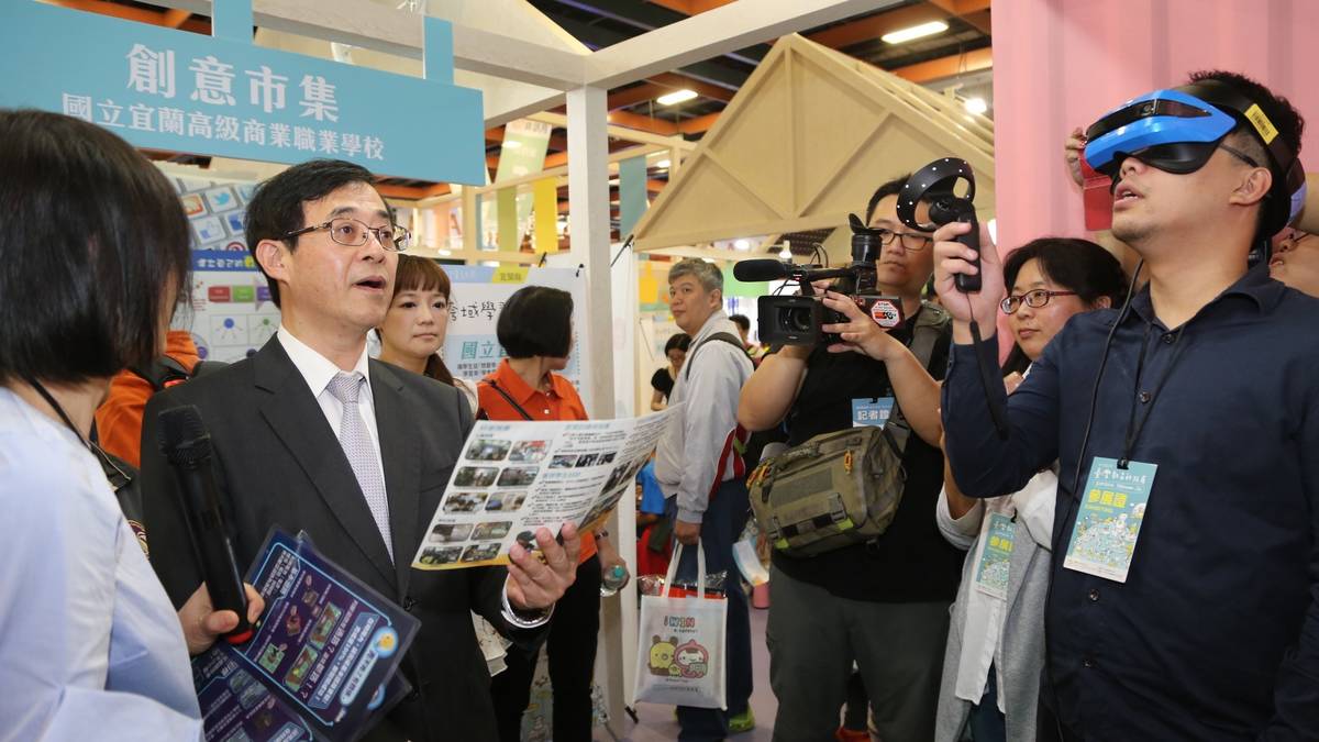 教育部次長姚立德參訪VR攤位