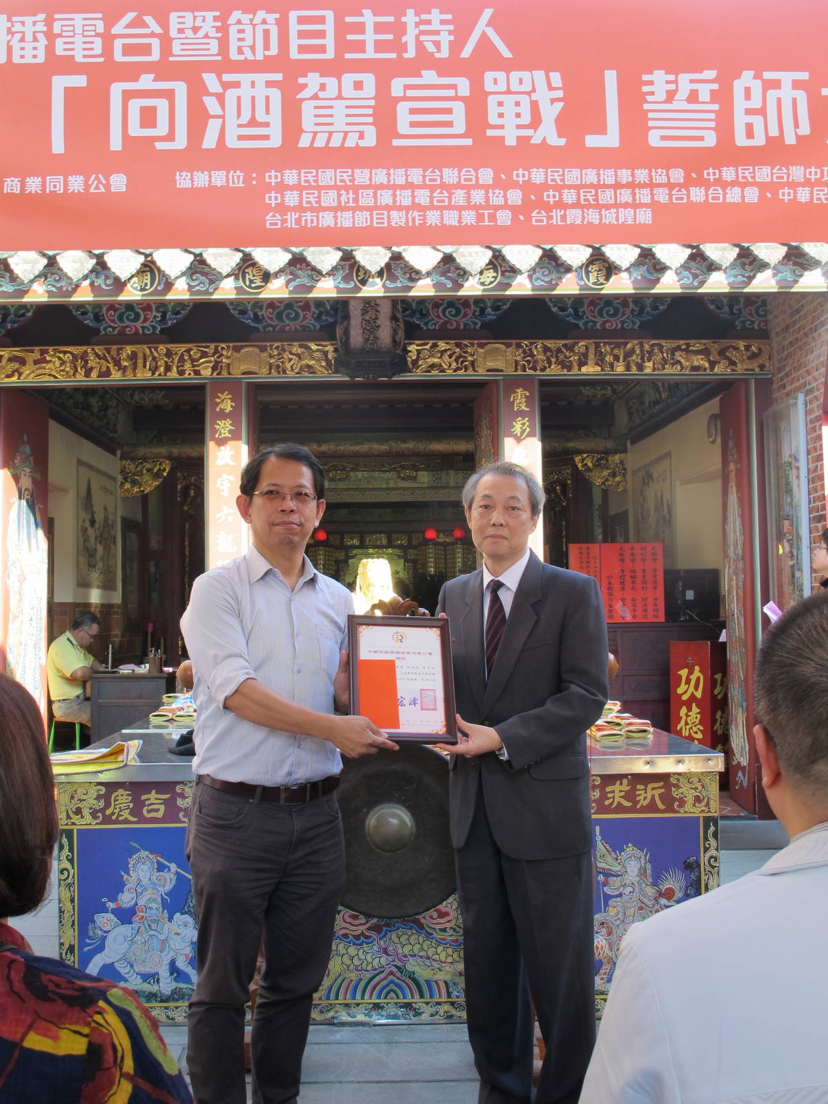 I彰化分臺長許健挺(左)獲獎