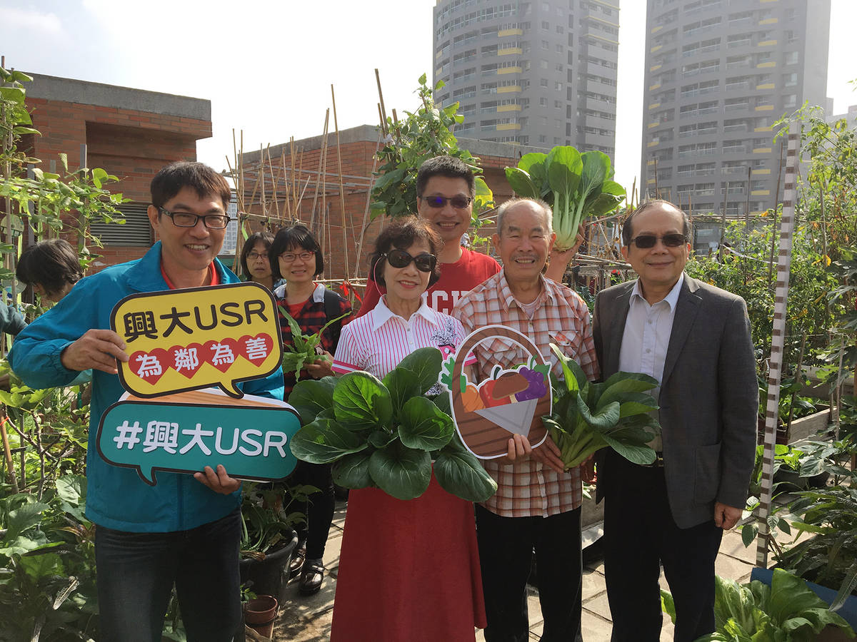 興大樂齡園藝團隊日前在臺中市南區西川里崇仁活動中心舉辦成果會，採收蔬果。興大黃振文副校長（右1）與社區民眾歡喜收菜